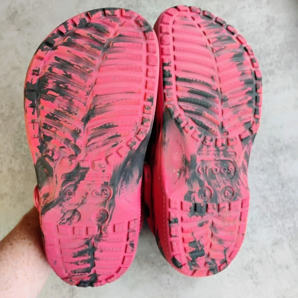 Crocs Classic Marbled Clogs Red Black Size 6 Manga Charms Kids